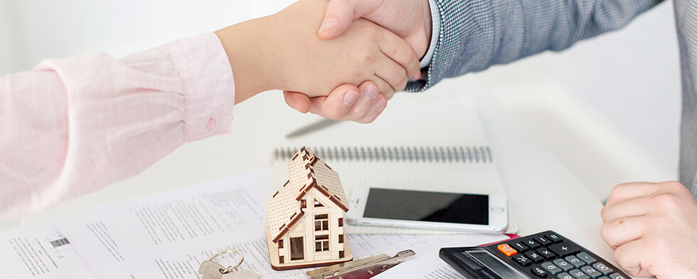 buyer and morgage advisor deal handshake